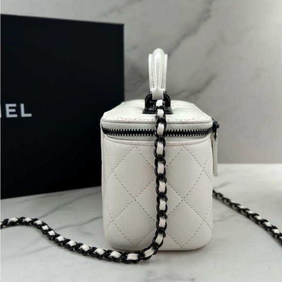 RARE❤️‍🔥NEW🖤🤍 CHANEL Trendy CC
Lambskin Quilted Mini Top Handle Vanity Bag - Picture 4 of 14